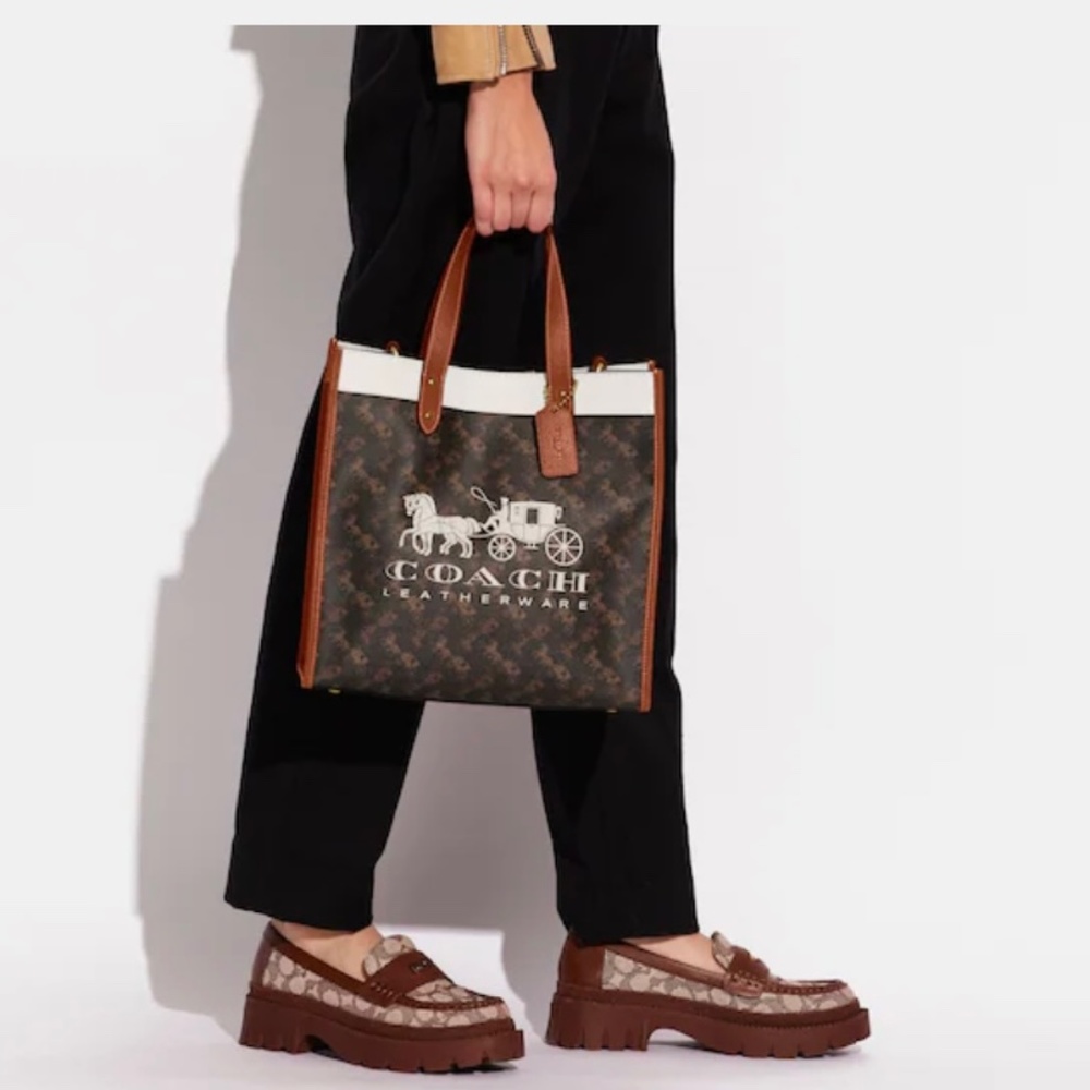 Field Tote With Horse And Carriage Print And Carriage Badge